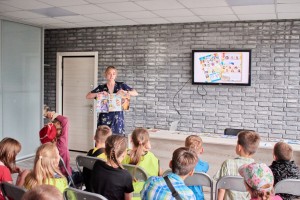 В гостях у издательства «Адукацыя і выхаванне» побывали ребята из летнего лагеря школы № 140 г. Минска. 